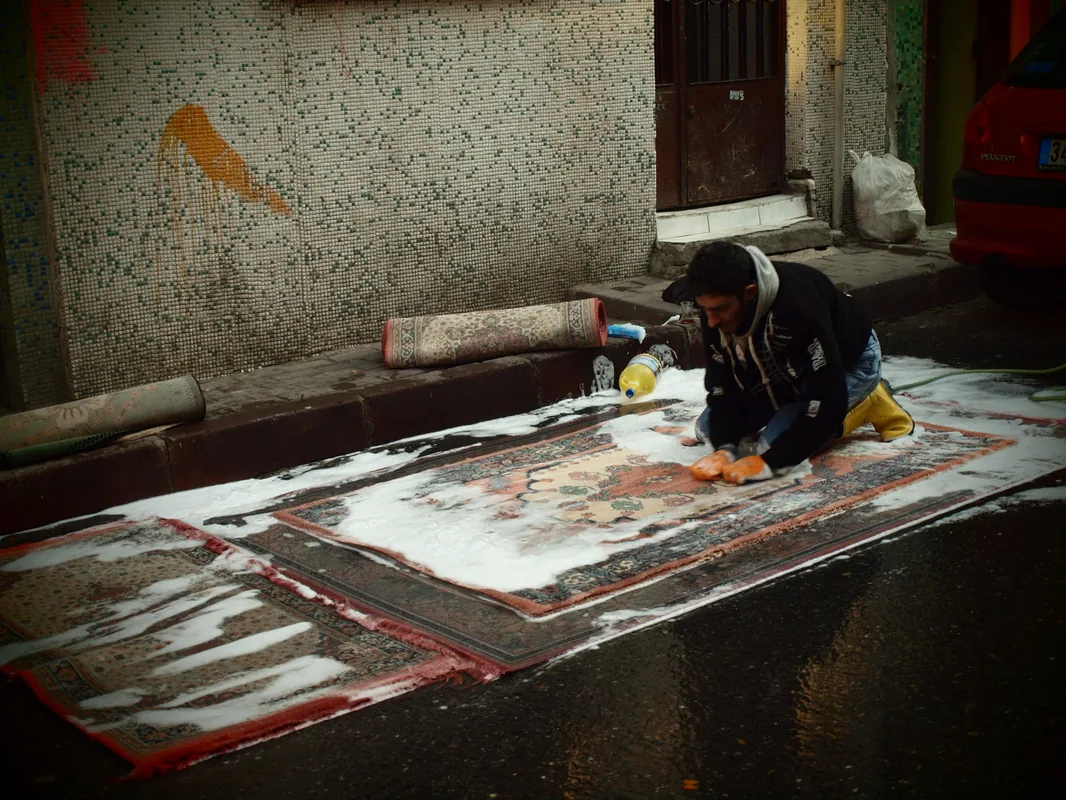 A fishmonger cleaning the morning catch on a street slab in Istanbul