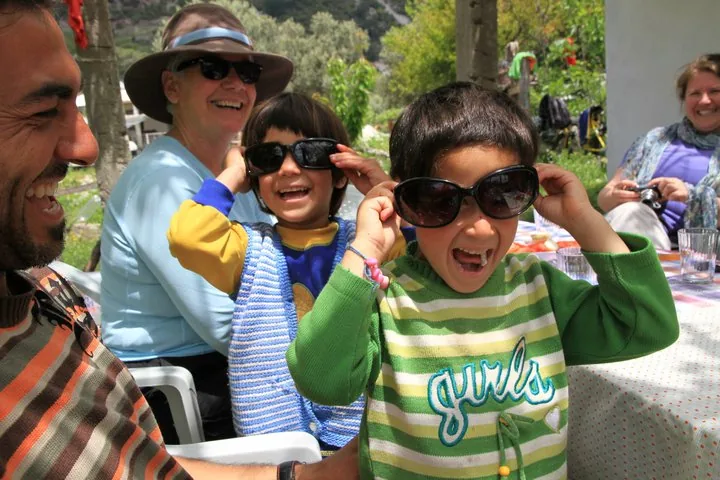 A guide with a family and two children laughing on tour in Istanbul